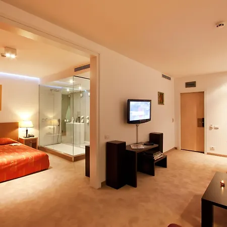 Отель Vitosha Park - Free Indoor Pool & Parking