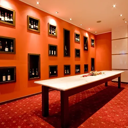 Отель Vitosha Park - Free Indoor Pool & Parking